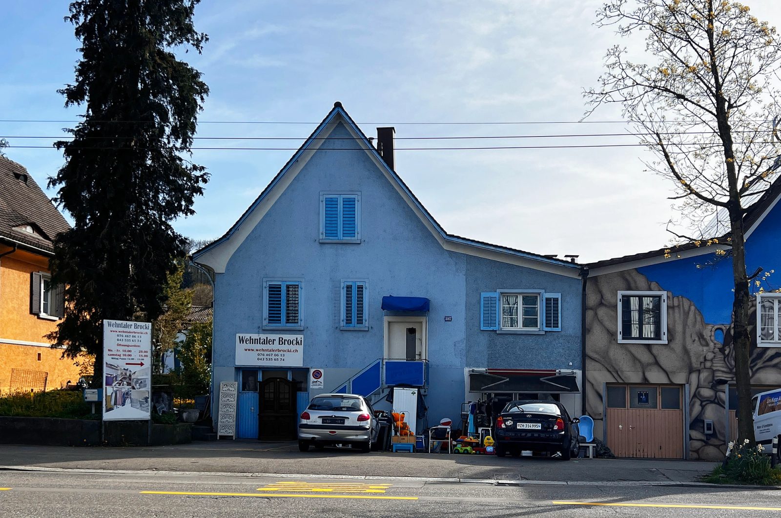 The Wehntaler Brocki, a blue house on Wehntalerstrasse in Zürich-Affoltern